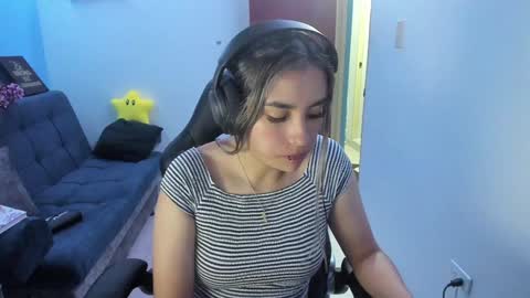 Snapshot of sabrina_chester_02 chatting on December 6, 12:51 am Angie online show from December 6, 12:51 am