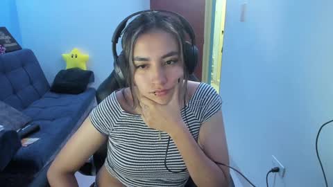 Snapshot of sabrina_chester_02 chatting on December 6, 3:57 am Angie online show from December 6, 3:57 am