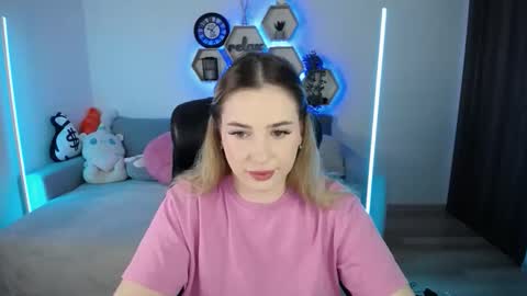Snapshot of sabrinviolet chatting on October 17, 8:18 am Sabrina Violet online show from October 17, 8:18 am