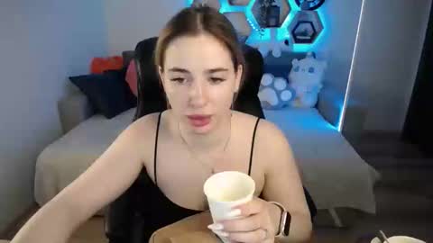 Snapshot of sabrinviolet chatting on February 15, 9:05 am Sabrina Violet online show from February 15, 9:05 am