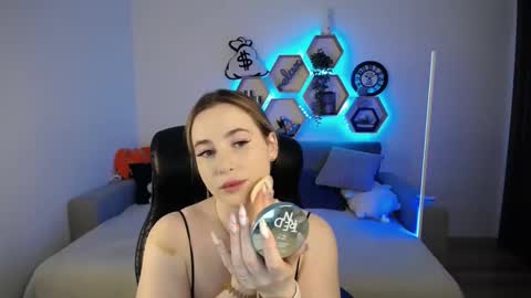 Snapshot of sabrinviolet chatting on February 5, 9:04 am Sabrina Violet online show from February 5, 9:04 am