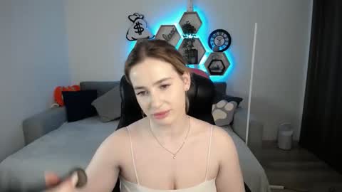 Snapshot of sabrinviolet chatting on March 4, 9:07 am Sabrina Violet online show from March 4, 9:07 am