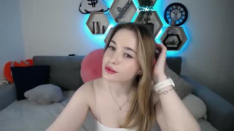 Snapshot of sabrinviolet chatting on February 23, 12:16 pm Sabrina Violet online show from February 23, 12:16 pm