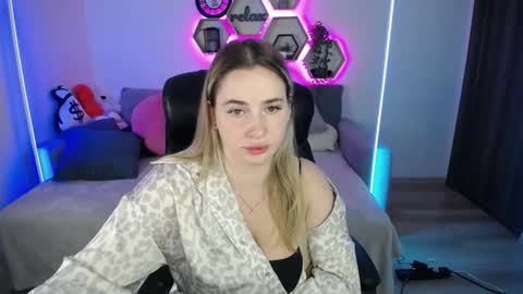 Snapshot of sabrinviolet chatting on September 16, 8:17 am Sabrina Violet online show from September 16, 8:17 am