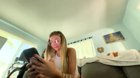 Snapshot of saltycaptain69_hatgirl69 chatting on October 18, 7:07 pm Salty Captain 69 Hat Girl 69 online show from October 18, 7:07 pm