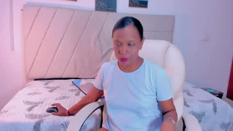 samaraa_smith1 online show from April 17, 12:18 pm