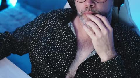 Sanders online show from February 20, 3:01 am