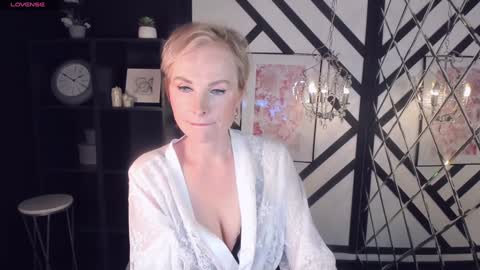 Snapshot of sandra_kind chatting on February 4, 8:24 am Sandra online show from February 4, 8:24 am