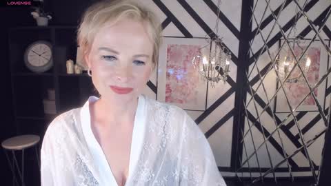 Snapshot of sandra_kind chatting on February 4, 11:27 am Sandra online show from February 4, 11:27 am