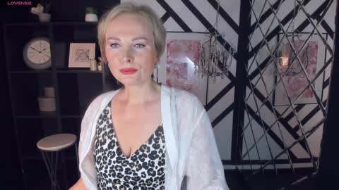 Snapshot of sandra_kind chatting on February 8, 5:51 am Sandra online show from February 8, 5:51 am