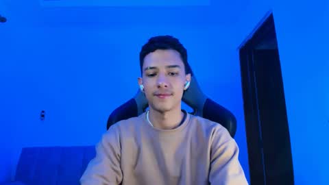 Snapshot of santi_twink19 chatting on February 7, 8:44 am santi_twink19 online show from February 7, 8:44 am