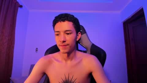 Snapshot of santi_twink19 chatting on December 5, 10:39 pm santi_twink19 online show from December 5, 10:39 pm