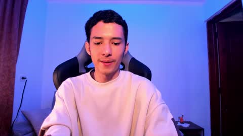 Snapshot of santi_twink19 chatting on December 6, 6:20 am santi_twink19 online show from December 6, 6:20 am