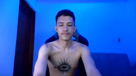Snapshot of santi_twink19 chatting on February 1, 8:29 am santi_twink19 online show from February 1, 8:29 am