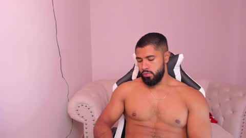 Snapshot of santiago_huntt chatting on February 6, 12:15 pm santiago_huntt online show from February 6, 12:15 pm