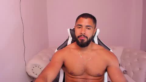 Snapshot of santiago_huntt chatting on February 18, 1:10 am santiago_huntt online show from February 18, 1:10 am