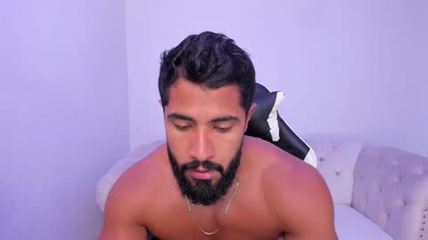 santiago_huntt online show from November 24, 9:35 pm