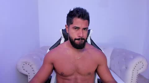 santiago_huntt online show from November 17, 12:41 pm