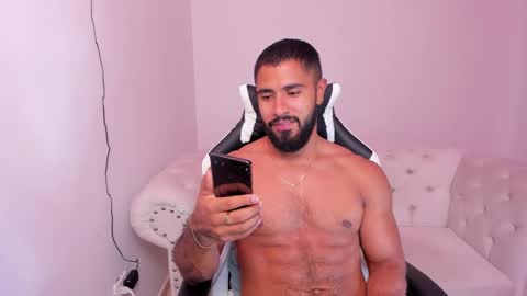 Snapshot of santiago_huntt chatting on February 20, 8:47 pm santiago_huntt online show from February 20, 8:47 pm