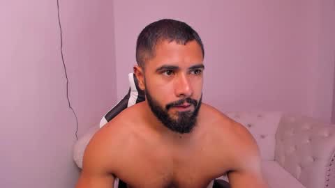 Snapshot of santiago_huntt chatting on February 22, 12:18 pm santiago_huntt online show from February 22, 12:18 pm