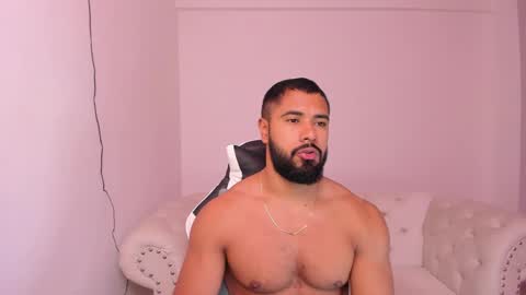 Snapshot of santiago_huntt chatting on February 25, 11:32 am santiago_huntt online show from February 25, 11:32 am