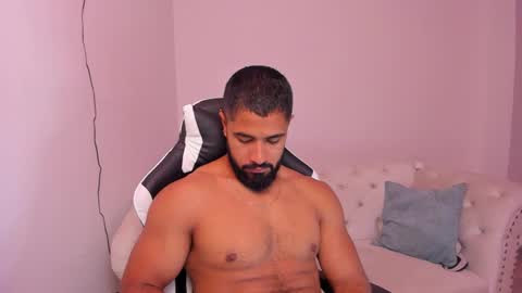 Snapshot of santiago_huntt chatting on February 18, 12:39 pm santiago_huntt online show from February 18, 12:39 pm