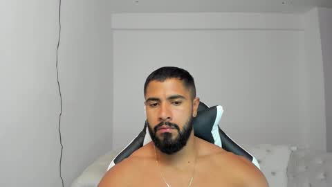 Snapshot of santiago_huntt chatting on February 18, 3:41 pm santiago_huntt online show from February 18, 3:41 pm