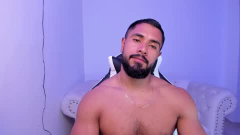 Snapshot of santiago_huntt chatting on March 10, 9:40 pm santiago_huntt online show from March 10, 9:40 pm