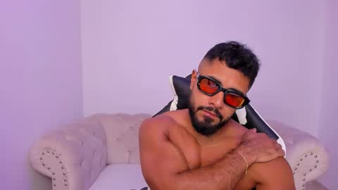 santiago_huntt online show from March 18, 9:31 pm