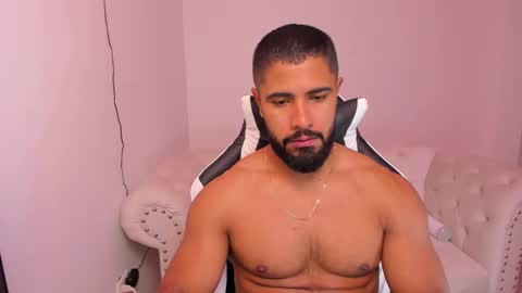 Snapshot of santiago_huntt chatting on February 1, 12:47 pm santiago_huntt online show from February 1, 12:47 pm