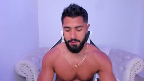 santiago_huntt online show from October 25, 12:17 pm