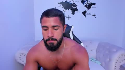 Snapshot of santiago_huntt chatting on September 25, 9:44 pm santiago_huntt online show from September 25, 9:44 pm