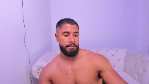 Snapshot of santiago_huntt chatting on January 15, 12:41 am santiago_huntt online show from January 15, 12:41 am