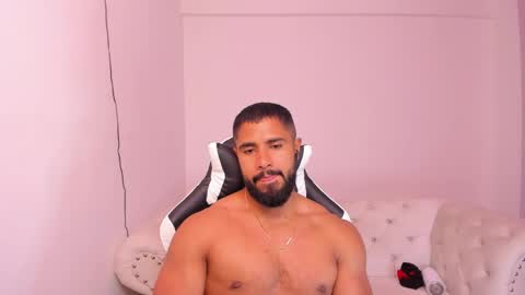Snapshot of santiago_huntt chatting on February 1, 3:50 pm santiago_huntt online show from February 1, 3:50 pm
