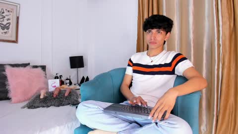 Santiago Carrington online show from February 3, 11:05 pm