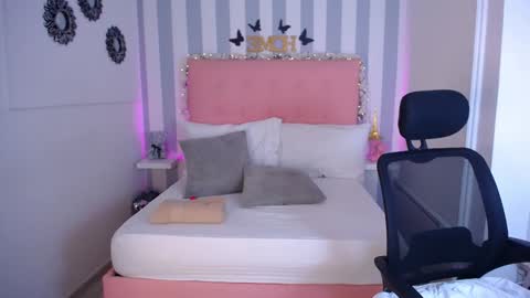Snapshot of sara_angeelss chatting on September 10, 1:06 am Sara... online show from September 10, 1:06 am