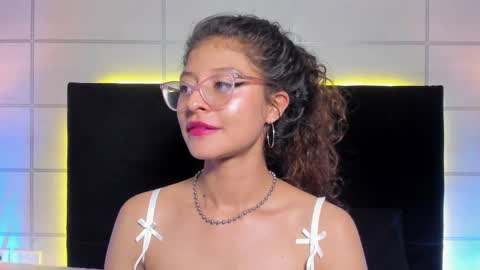 Snapshot of sara_mac_ chatting on October 4, 9:34 pm Sara online show from October 4, 9:34 pm