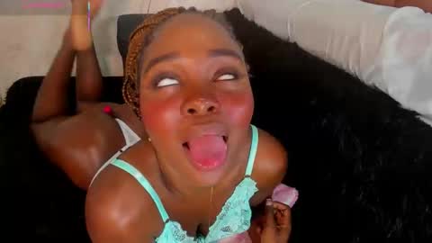 saraacollinss online show from December 3, 9:37 pm