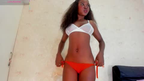 saraacollinss online show from November 19, 8:51 pm