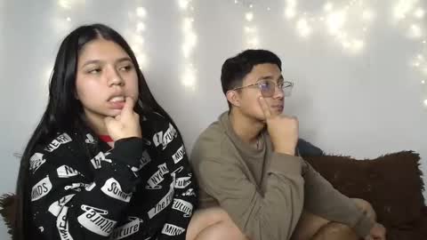Snapshot of saraandthomas chatting on December 14, 2:33 am sara and thomas online show from December 14, 2:33 am