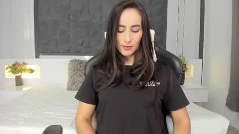 Snapshot of saragomez_1 chatting on October 8, 1:06 pm Sara Gomez online show from October 8, 1:06 pm