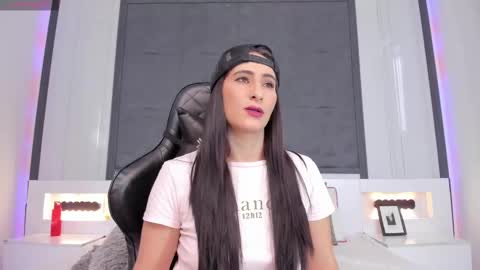 Snapshot of saragomez_1 chatting on February 19, 6:32 pm Sara Gomez online show from February 19, 6:32 pm