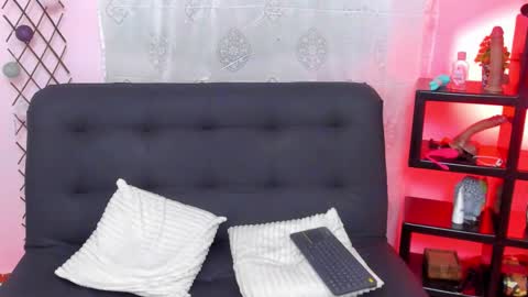 Snapshot of sarah_and_nicolle chatting on October 30, 10:54 pm Sarah Redhair Nicolle Black hair online show from October 30, 10:54 pm