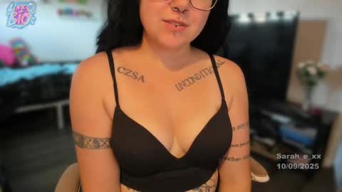 Snapshot of sarah_e_xx chatting on October 9, 4:01 pm Sarah online show from October 9, 4:01 pm