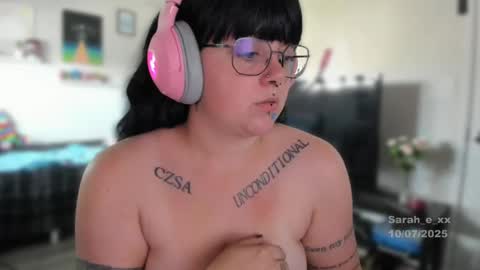 Snapshot of sarah_e_xx chatting on October 7, 5:42 pm Sarah online show from October 7, 5:42 pm