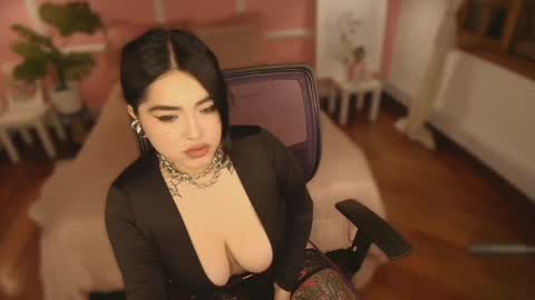 Snapshot of sarah_volkov chatting on March 7, 5:07 am online show from March 7, 5:07 am
