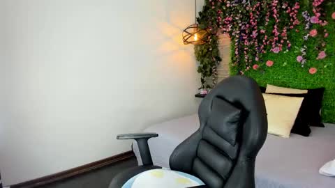 Sarah Deyvis online show from November 26, 7:10 pm