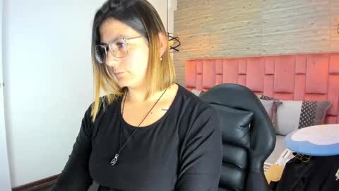 Snapshot of sarahdeyvis chatting on October 2, 8:18 pm Sarah Deyvis online show from October 2, 8:18 pm
