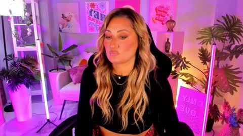 Snapshot of sarahholly chatting on October 5, 1:19 pm Divine Sarah NONUDE model online show from October 5, 1:19 pm