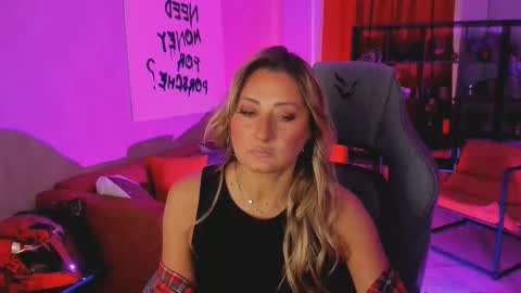 Snapshot of sarahholly chatting on October 13, 11:56 am Divine Sarah NONUDE model online show from October 13, 11:56 am